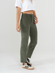 Ref: 069074 Pantalón mom fit, slim cropped, stretch, en corduroy, tiro alto, tono verde