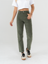 Ref: 069074 Pantalón mom fit, slim cropped, stretch, en corduroy, tiro alto, tono verde